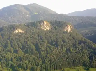 Die Falkensteinmauer, fotografiert vom Gehöft Berg am Frankenfelsberg