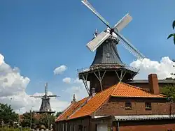 Deichmühle und Frisia-Mühle im Sommer
