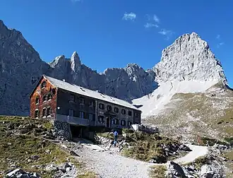 Die Lamsenjochhütte mit der Ostwand der Lamsenspitze