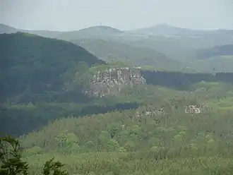 Alter Wildenstein (vorne), dahinter der Neue Wildenstein und der Hausberg