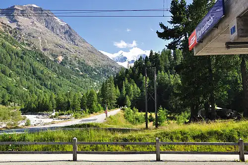Munt Pers (links), gesehen von der Station Morteratsch der Berninabahn