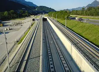 Verknüpfung Stans, Blick nach Osten auf den Münsterertunnel - Mittelgleise: Neubaustrecke, - Außengleise: seit 15.&nbsp;August 2011 angepasste Bestandsstrecke