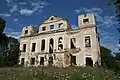 Ruine des Lustschlosses Friedrichslust (Gemeinde Jaunbērze), erbaut 1770, nach dem Zweiten Weltkrieg verfallen[2]