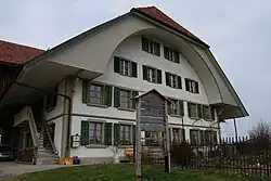 Berner Bauernhaus im Dorf