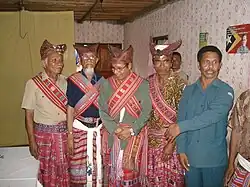 Taur Matan Ruak mit lokalen Würdenträgern in traditioneller Festtagstracht von Fohorem …