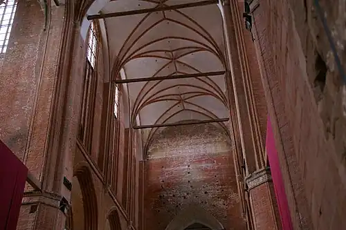 Rekonstruierte Gewölbe des Langhausmittelschiffs, Ostwand des Westturms (Februar 2012)