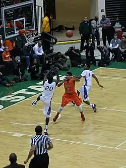 Der linke Spieler springt,