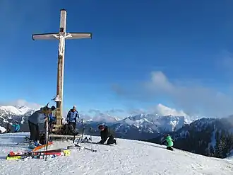 Gipfel des Roßkopf im Winter – Im Hintergrund links die Rotwand und rechts das Hintere Sonnwendjoch