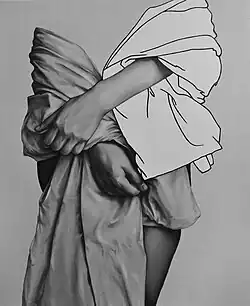 Mittelpunkt dieses Bildes sind Hände und Arme, die zum Teil aus einem gezeichneten Kleidungsstück hervorschauen und zum anderen Teil aus einem fotografisch erstellten. Die Farben sind schwarz-weiß gehalten.