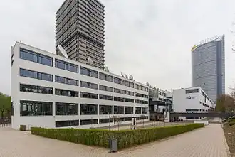 Beim Rheinhochwasser 1993 schwamm der im Rohbau befindliche Schürmann-Bau (im Vordergrund) im gestiegenen Grundwasser auf, das Gebäude hob sich stellenweise bis zu 70 Zentimeter.[6]