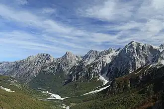 Die Maja Grykat e Hapëta (Mitte) von Westen gesehen in der Kette der Berge auf der Südseite des Valbonatals