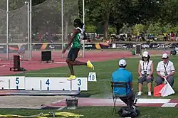 Osamah al-Shanqiti beim Weitsprung während der Leichtathletik-Weltmeisterschaften der Behinderten 2013 in Lyon. Er beendete den Wettbewerb auf Platz sechs.