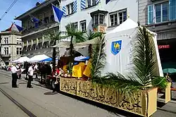 Zunft zum Kämbel mit Beduinenzelt, vor dem Zunfthaus «zur Haue» am Limmatquai