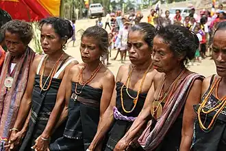 Frauen in traditionellen Tais