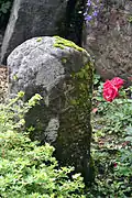 Grenzstein mit Kurmainzer Rad vor der Kirchhofsmauer