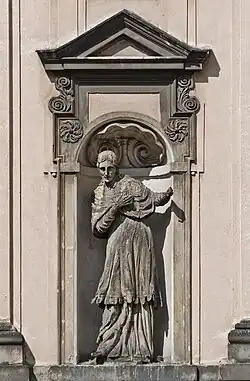 Skulptur an der Hauptfassade