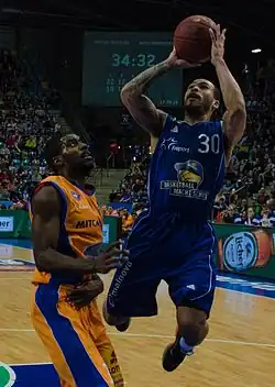 Cobbs mit Ball im blauen Skyliners-Trikot 2015