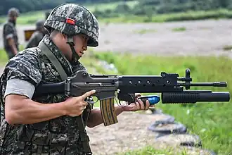 K2 mit Unterlauf-Granatwerfer K201