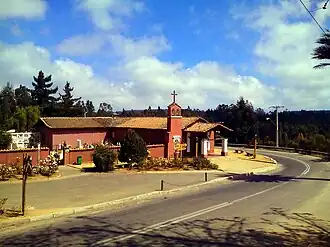 Die Hauptstraße von El Totoral führt im Ortszentrum in einer engen Kurve um die Kirche herum.