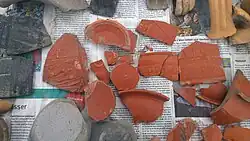 Teile der präsentierten Terra Sigillata Funde mit dem beschriebenen Stempel und dessen Zuordnung