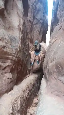 Durchklettern eines geröllverlegten Ganges