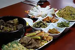 mehrere Teller und Schüsseln mit verschiedenen Speisen