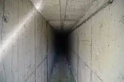 Unterirdischer betonierter Laufgraben zu und zwischen den Unterständen