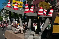 Anspielung auf die maroden Brücken im Mainzer und Wiesbadener Umkreis (Schiersteiner Brücke, Salzbachtalbrücke, Mainbrücke Hochheim, Hochbrücke Mombach Industriegebiet). Mit dabei sein Markenzeichen, der Bunte Hund.