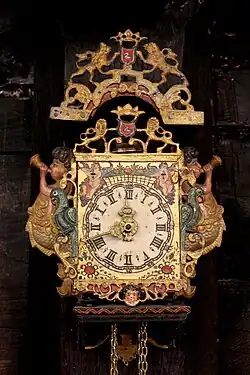 Heimatmuseum Veringenstadt: Niederländische Stoelklok (Stuhl-Uhr) im Heimatmuseum Veringenstadt. Aufschrift auf der Rückseite: 14. Juni 1906. Geleverd too A. Heinzelmann. Horlogen Utrecht Holland. Auf der Rückseite des Ziffernblattes steht: F. Pfaff 1917. Wahrscheinlich Friedrich Pfaff geb. 1872 in Veringenstadt.