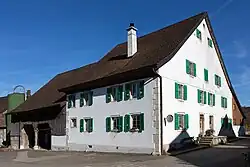 Ortstypisches, altes Bauernhaus