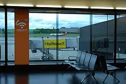 Ausgeschildertes WLAN am Flughafen Wien-Schwechat