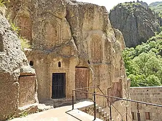 Felsenkapelle mit in den Fels gehauenen Chatschkaren