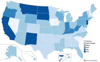 Karten mit den Daten der Vorwahlen und Caucuses im Jahr 2016 der Demokraten (links) und der Republikaner (rechts). Die zeitliche Staffelung dieser Wahlen ist Gegenstand der Kritik an dem Verfahren.