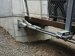 Bolzen der unteren Tragseile am Widerlager