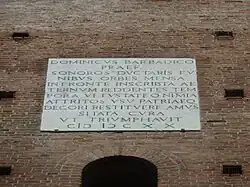 Inschrift unterhalb der Turmuhr