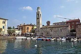 Die zum Hafen gewandte Nordseite der Kirche S. Nicolò