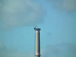 Vorbereitung des Abrisses, Kleinbagger mit einem Presslufthammer steht auf der Fahrstuhlbühne (23. August 2017)