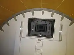 Blick vom Boden des Mittelteils bis in die Spitze durch Bodenluken