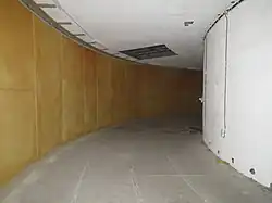 Großer Raum mit funkdurchlässiger Außenwand im Mittelteil des Turms