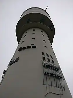 Belüftungs­öffnungen und Fleder­maus­kästen am Turm