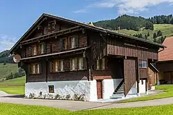 Typisches Tätschdachhaus mit Klebdächern