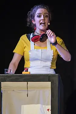 Antonia Streitenberger als Azubine Schalodde