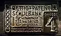 Blechschild Größe 4: „Rettig's Patent Schulbank / für Schüler von 132 bis 141 cm Körpergröße / Patentinhaber P. Johs. Müller / Charlottenburg und Berlin“