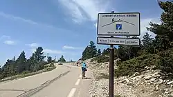 Schild knapp oberhalb des Chalet Reynard mit der korrigierten offiziellen Höhe von 1909&nbsp;m