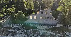 Luftbild der verbliebenen Wand des Palas und des massiven Felsfundamentes