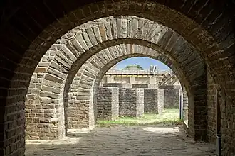 Innerer Umgang unter den Rängen des rekonstruierten Amphitheaters