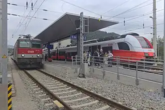 Ansicht des Mittelbahnsteigs mit zwei Zügen (2018)