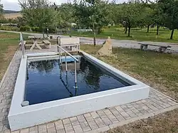 Wassertretbecken, mit künstlich geschaffenem Zulauf