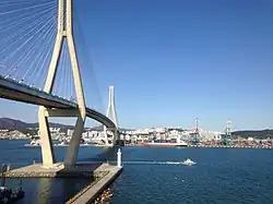 Blick entlang der Harbor Bridge auf eines der Container­terminals