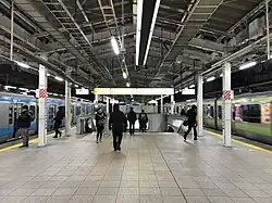 Bahnsteig im Bahnhof Tokio